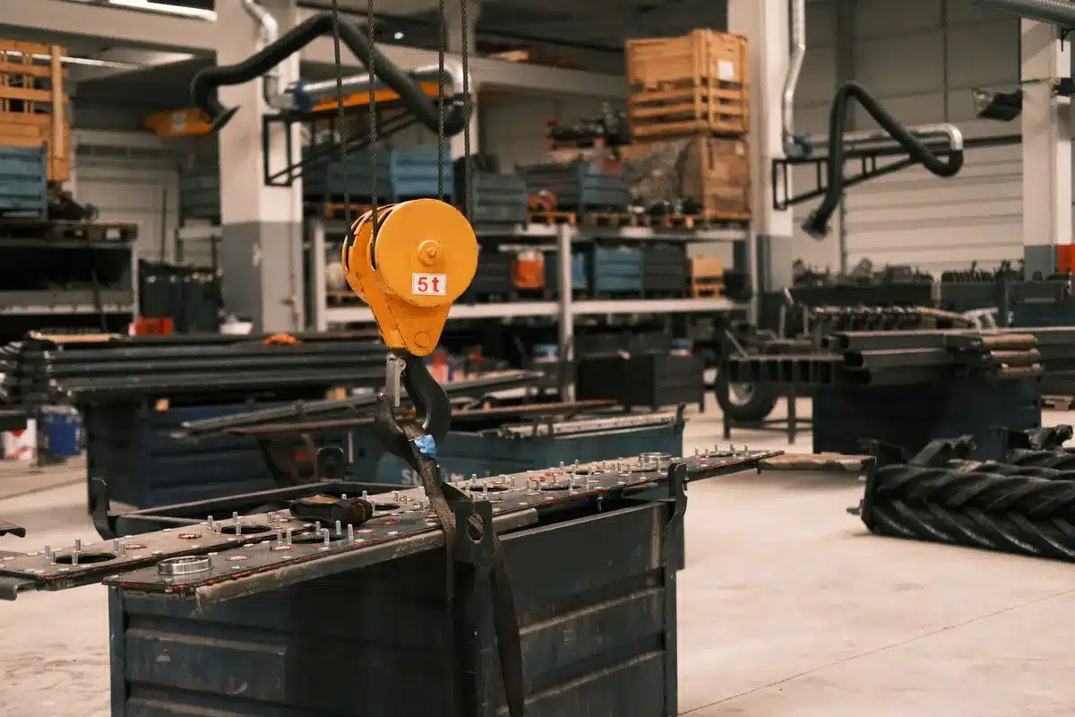 Taller de ingeniería con herramientas, planos y piezas de chasis en proceso de ensamblaje