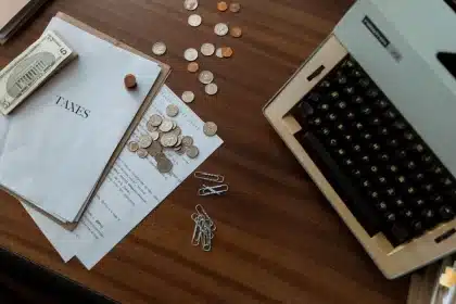 Documentos de reforma tributaria firmados en mesa de trabajo legislativa