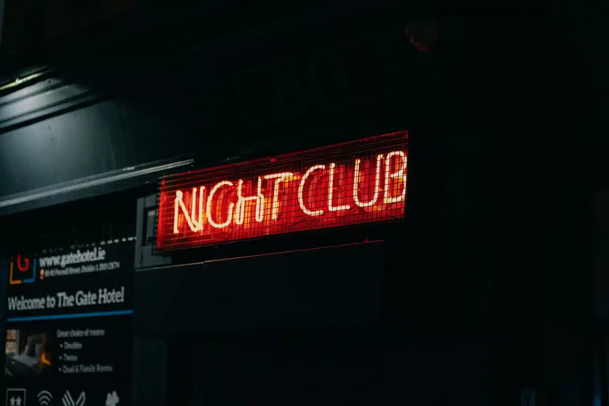 Entrada de un local nocturno con luces tenues, representando el sector afectado por la intervención.