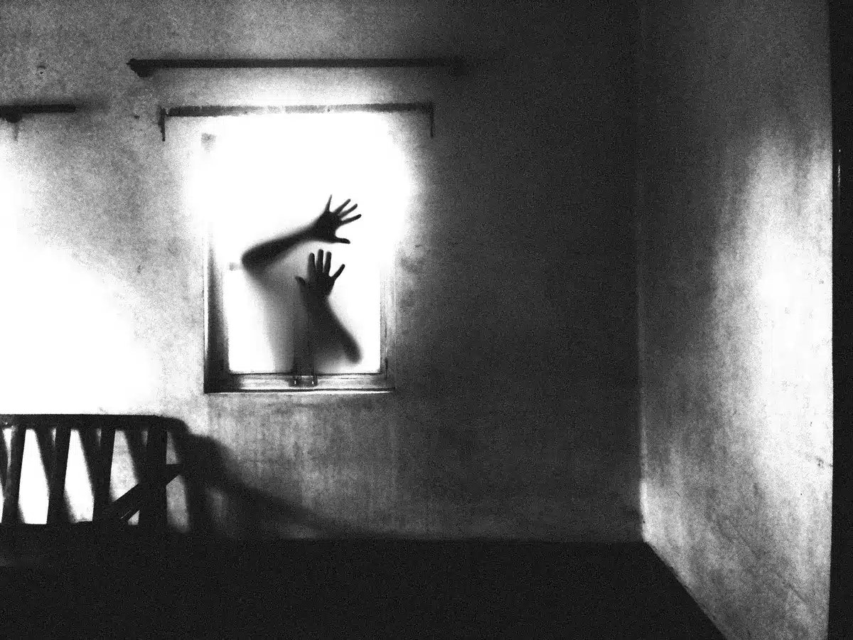 Espacio cerrado y oscuro que genera claustrofobia y atmósfera de miedo
