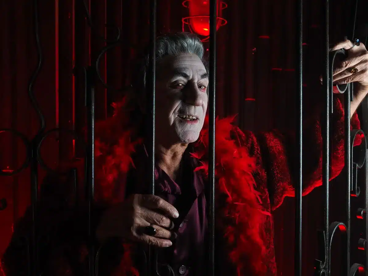 Villano amenazante en escena de tensión dramática