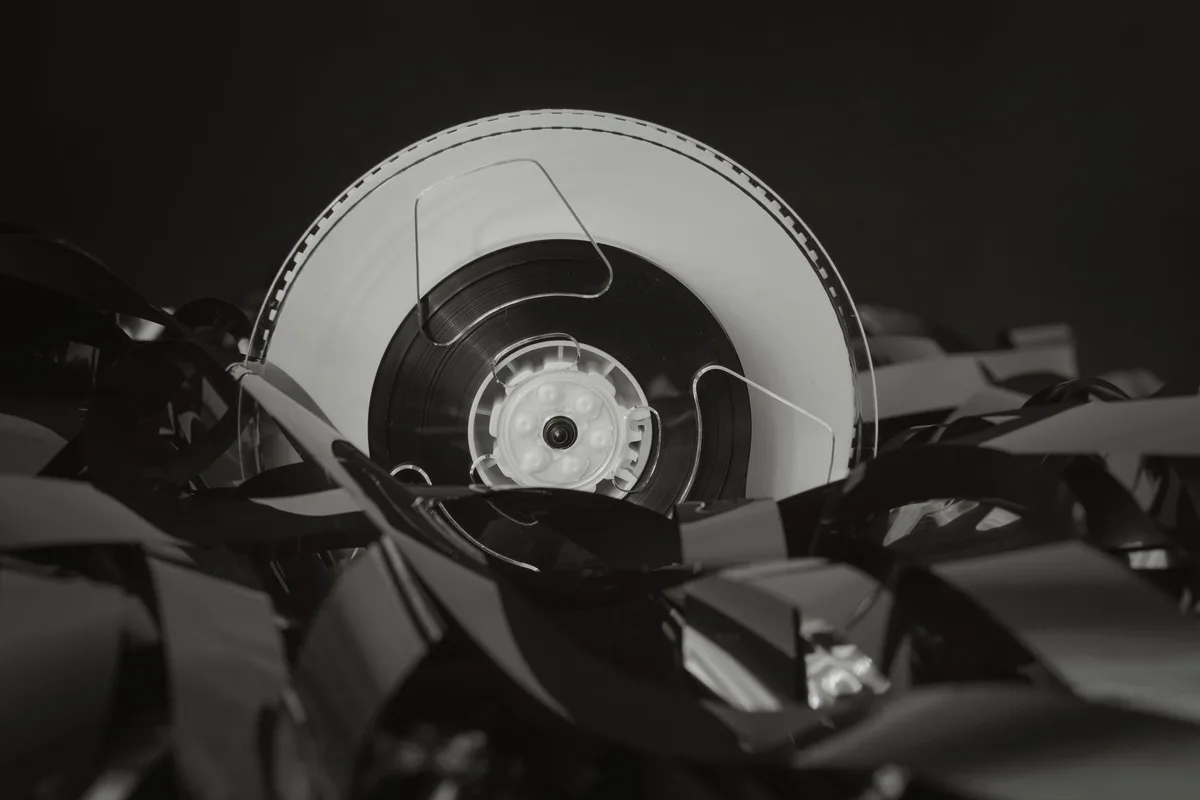 Bobinas de película y material de archivo fílmico sobre una superficie de trabajo