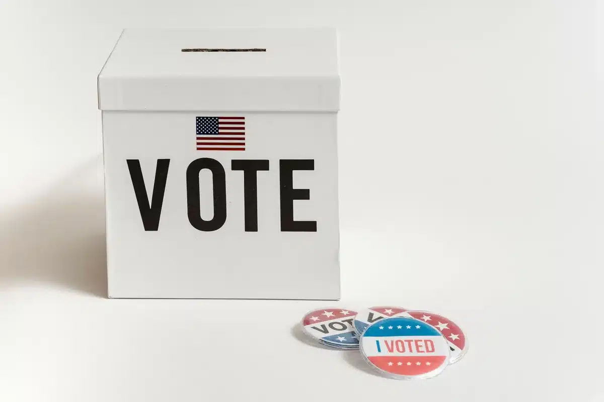 Votantes anónimos depositando papeletas en una jornada electoral municipal