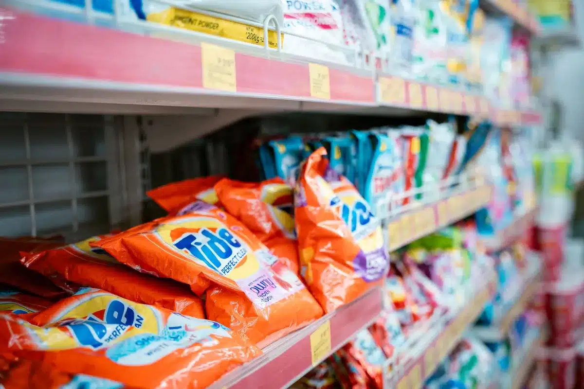 Estantes de supermercado con diversos productos de marca expuestos.