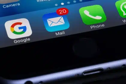 Mujer viendo notificaciones en su teléfono con expresión de cansancio, rodeada de comentarios en redes sociales