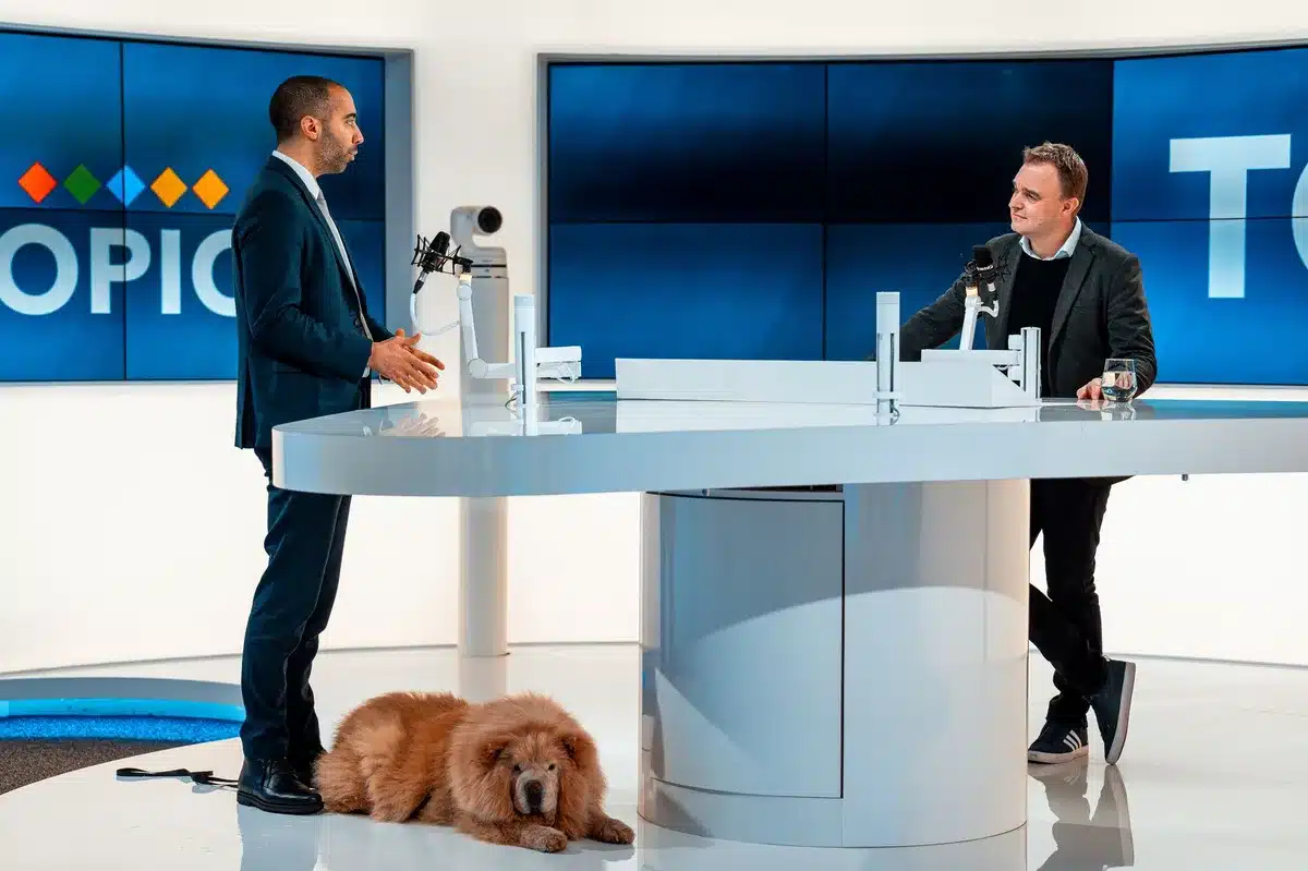 Dos personas en un estudio de televisi&oacute;n durante una discusi&oacute;n