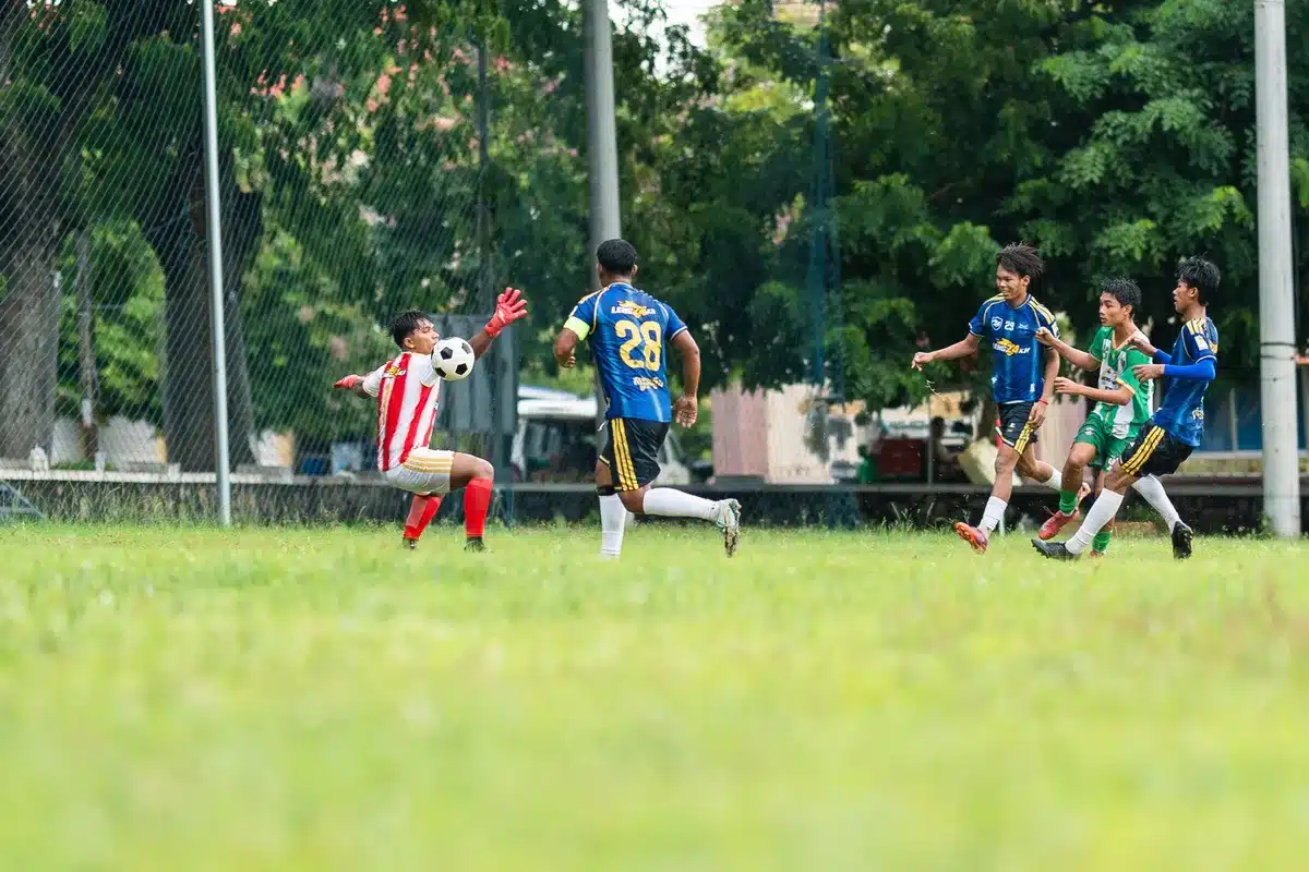 Esquema táctico defensivo en una pizarra de fútbol