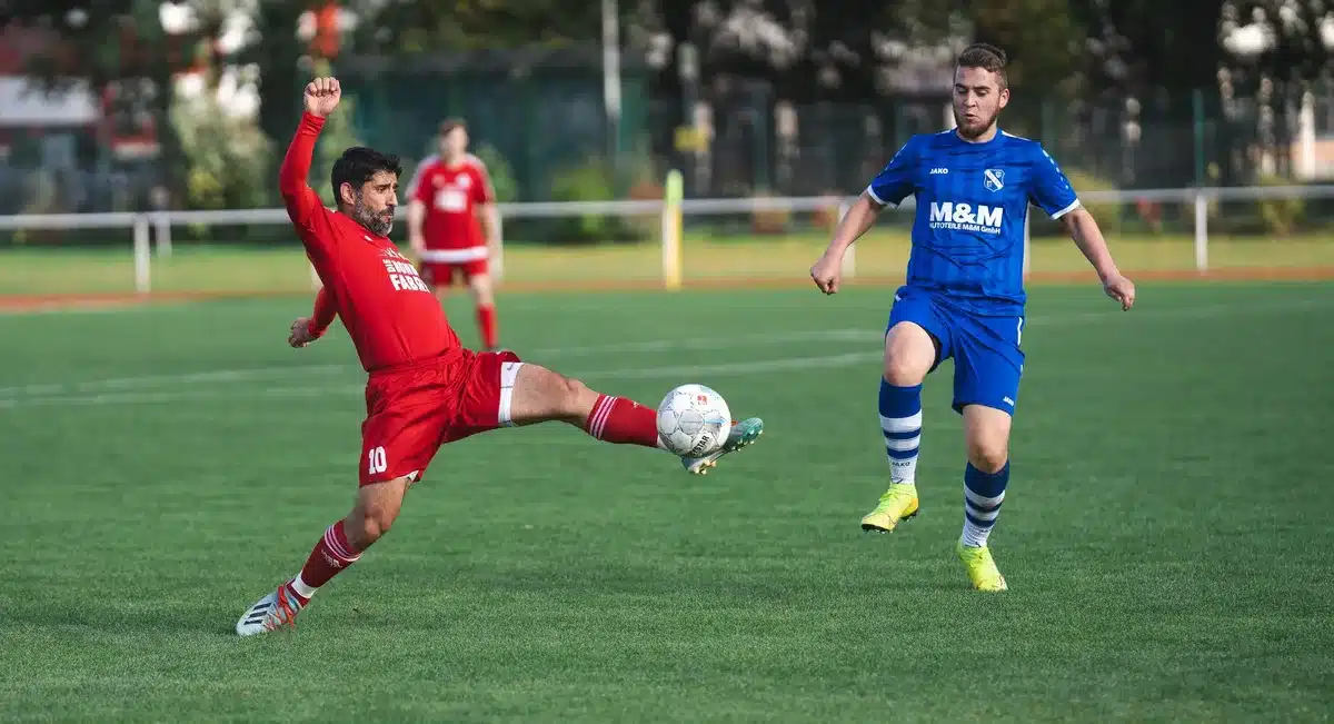 Jugadores de fútbol en disputa física durante un partido en el estadio