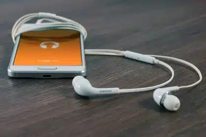 Manos sosteniendo un teléfono inteligente con pantalla de seguridad biométrica y opciones de verificación