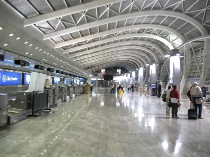 Área de hall de aeropuerto con personal de seguridad y protocolos activados