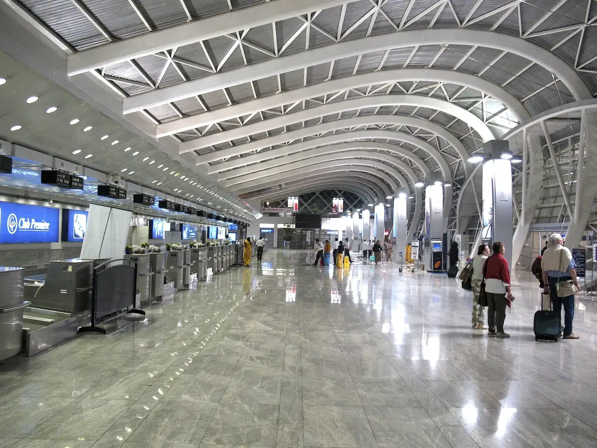 Área de hall de aeropuerto con personal de seguridad y protocolos activados