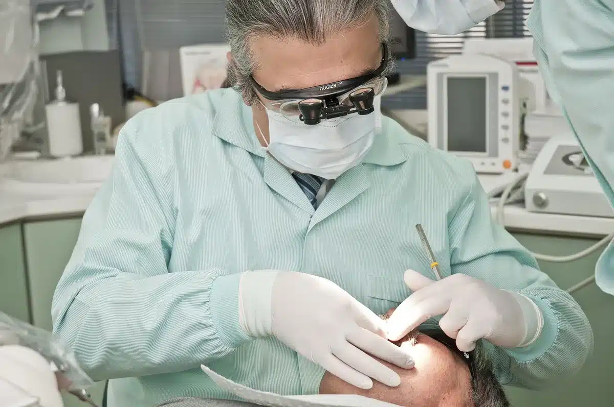 Detalle de piel con cicatrices y equipo de clínica estética que ilustra lesiones por procedimientos