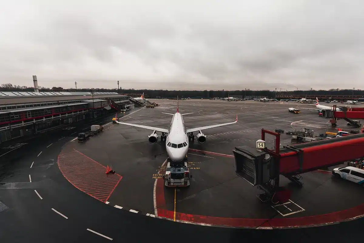 Terminal aeroportuaria moderna con mejoras en conectividad para viajeros de negocios