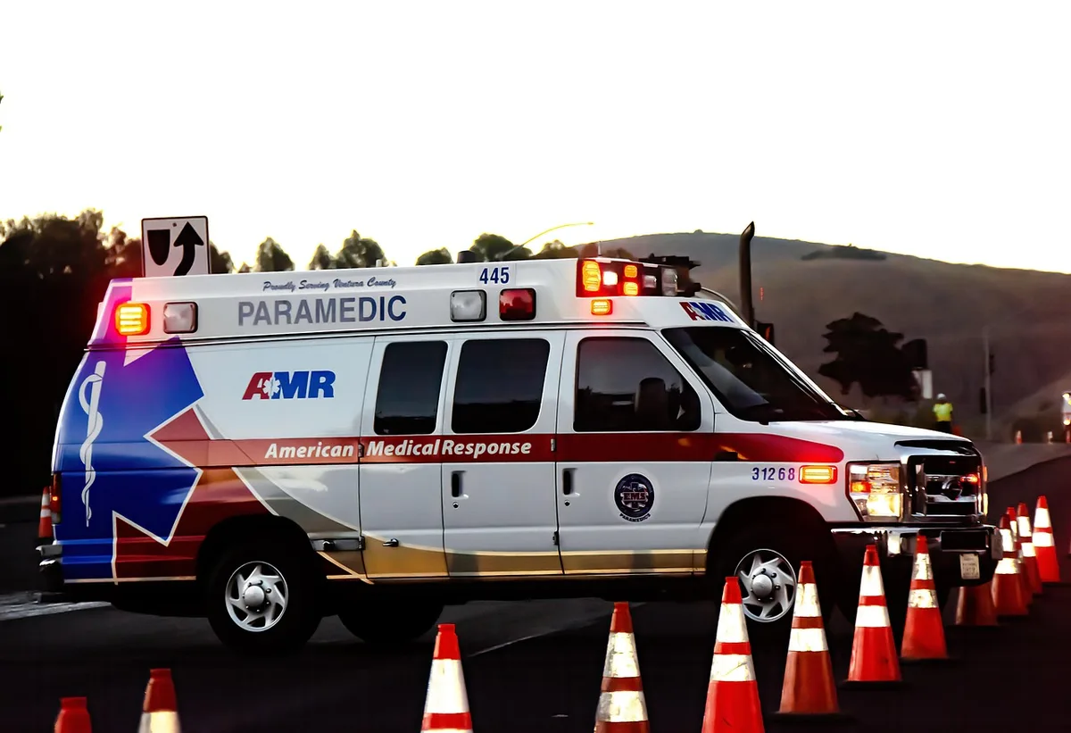 Equipo de emergencia y respuesta sanitaria en zona de accidente vial