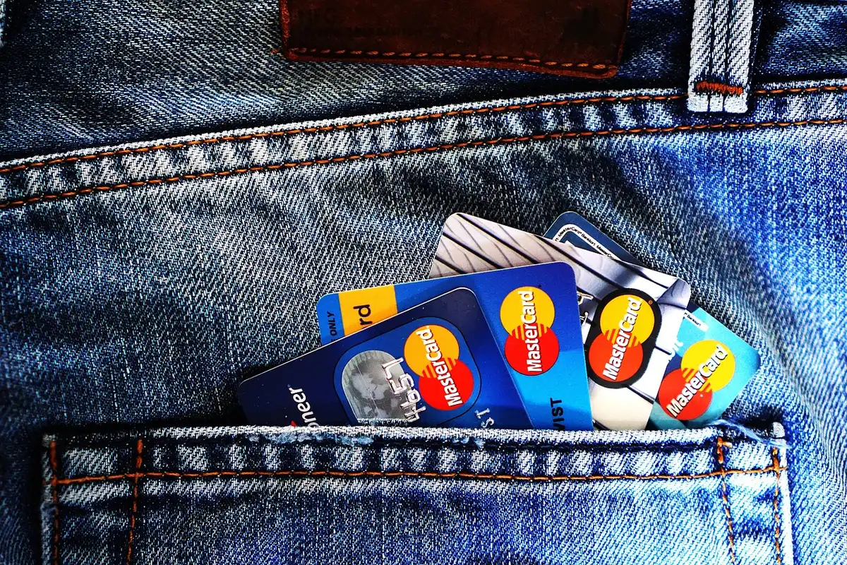Mostrador bancario con tarjetas y folletos de promociones sin logos