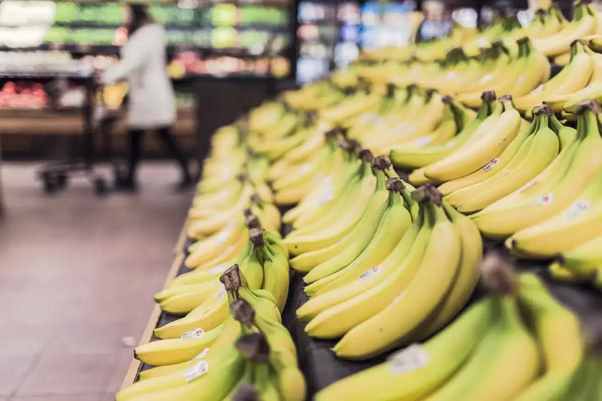 Pago con tarjeta en supermercado por productos de consumo diario