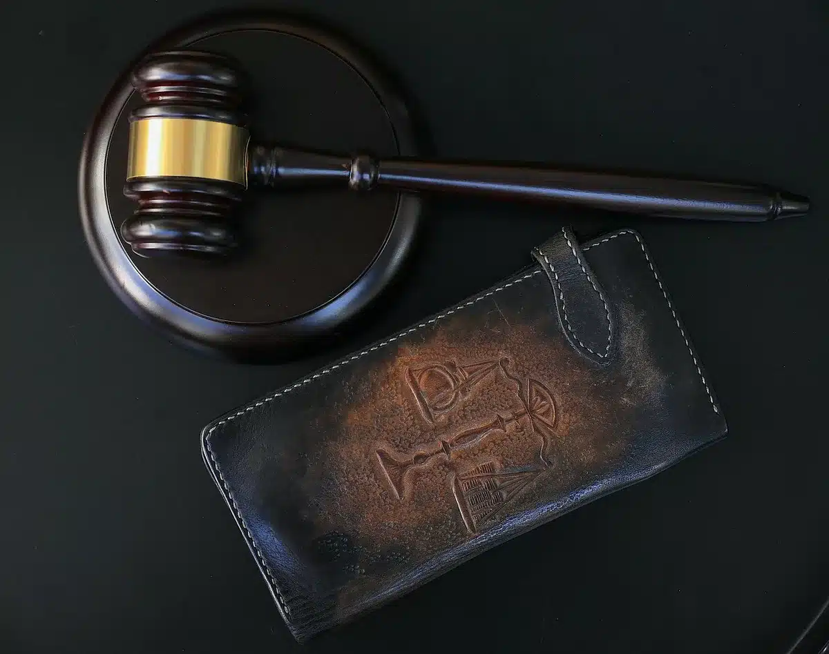 Sala judicial con mazo y documentos sobre la mesa