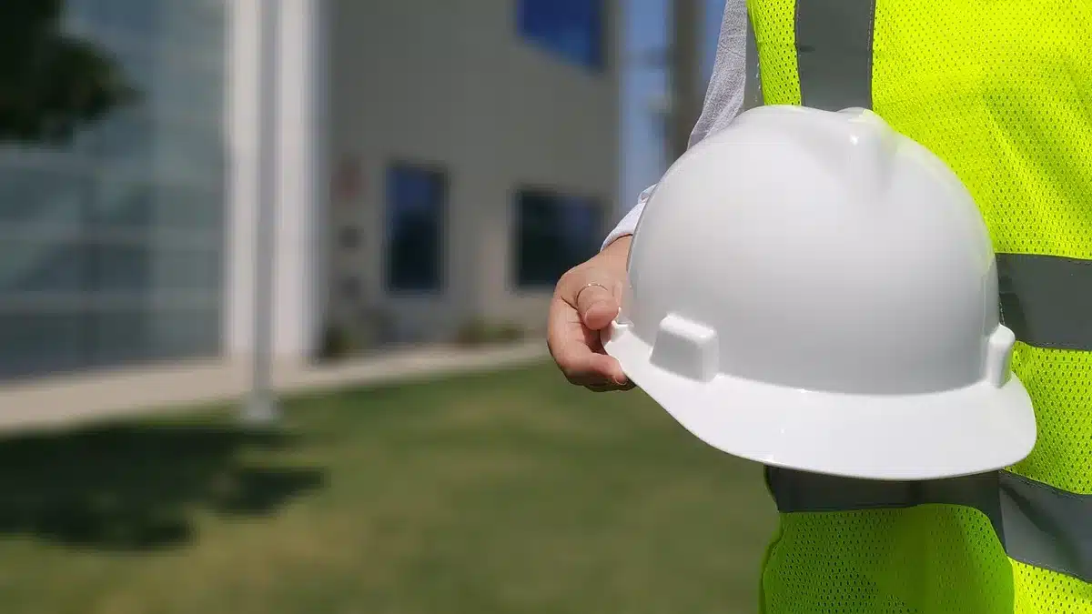 Inspector entrando a una planta con chaleco de seguridad