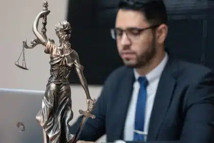 Documentos legales y expedientes en un juzgado federal durante una causa penal