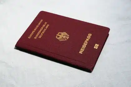 Documentos de indemnización y compensación sobre un escritorio de oficina con calculadora