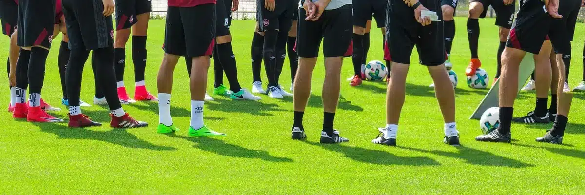 Jugadores de f&uacute;tbol en sesi&oacute;n de entrenamiento intenso en el campo