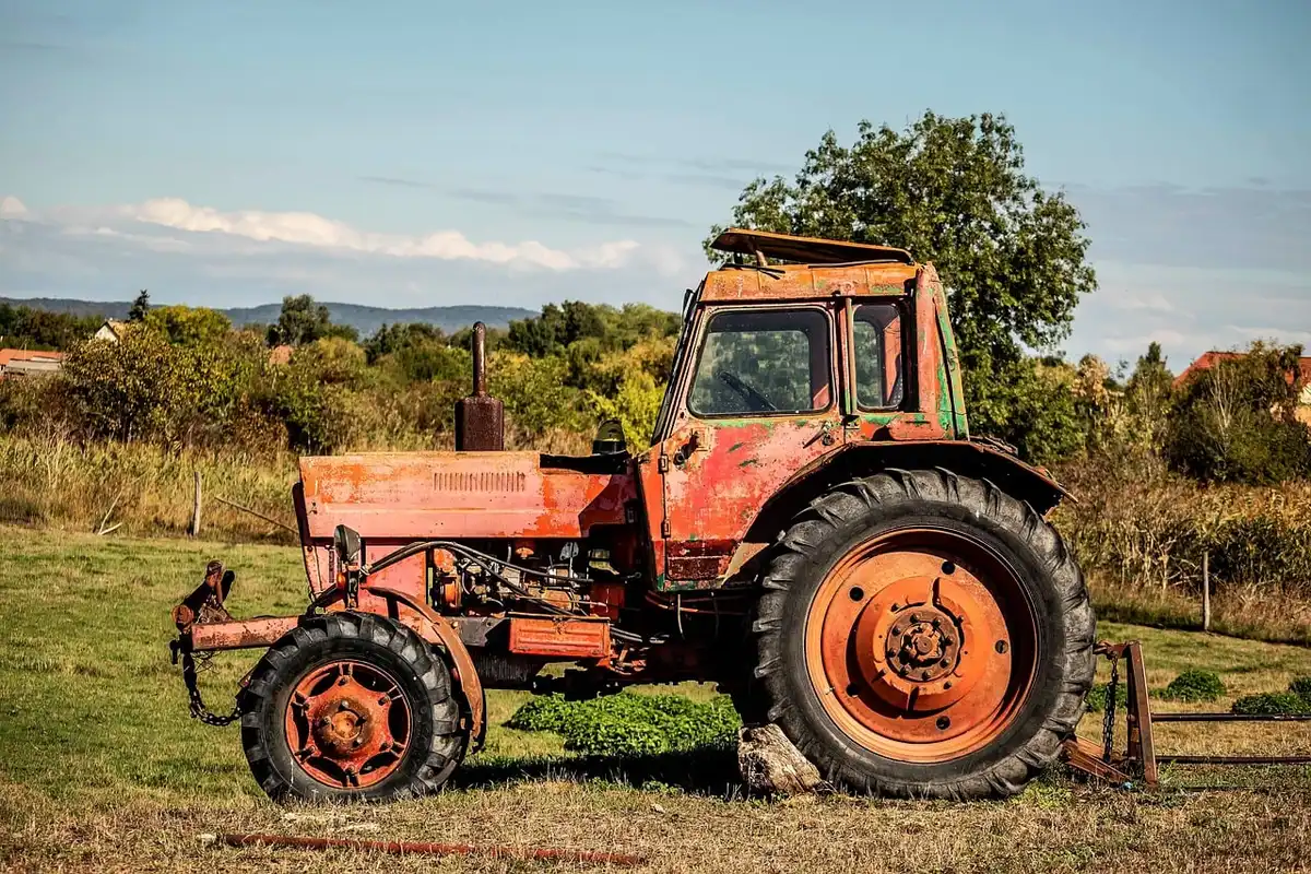 Maquinaria agrícola y equipos junto a un galpón en una estancia
