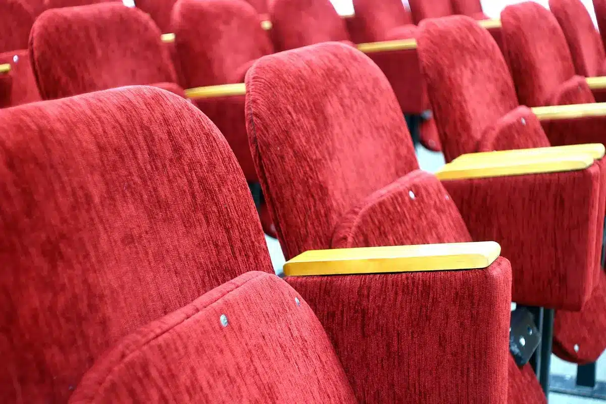 Aula vacía con pupitres cerrada por paro