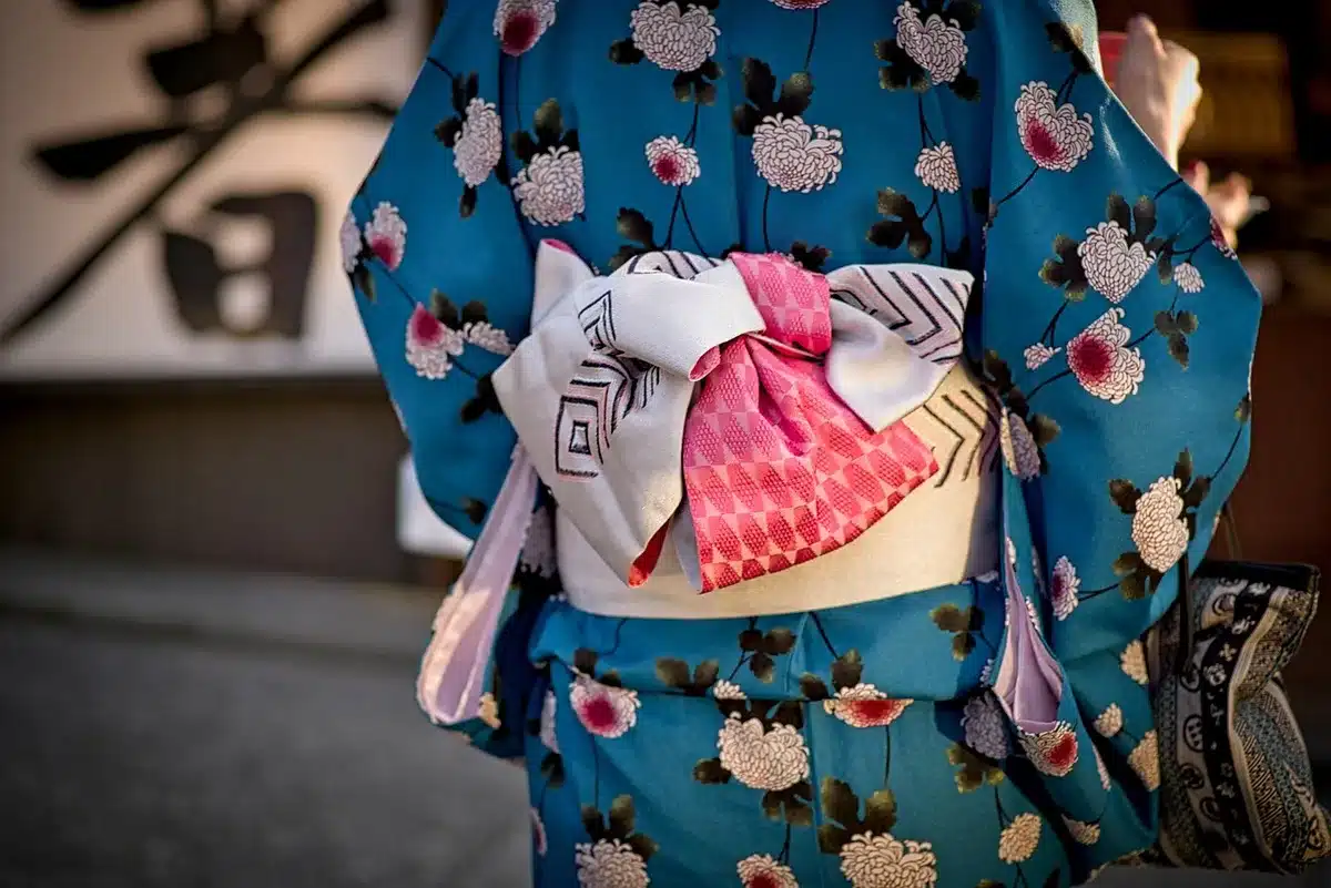 Taller con kimonos colgados y muestras de tela sobre una mesa