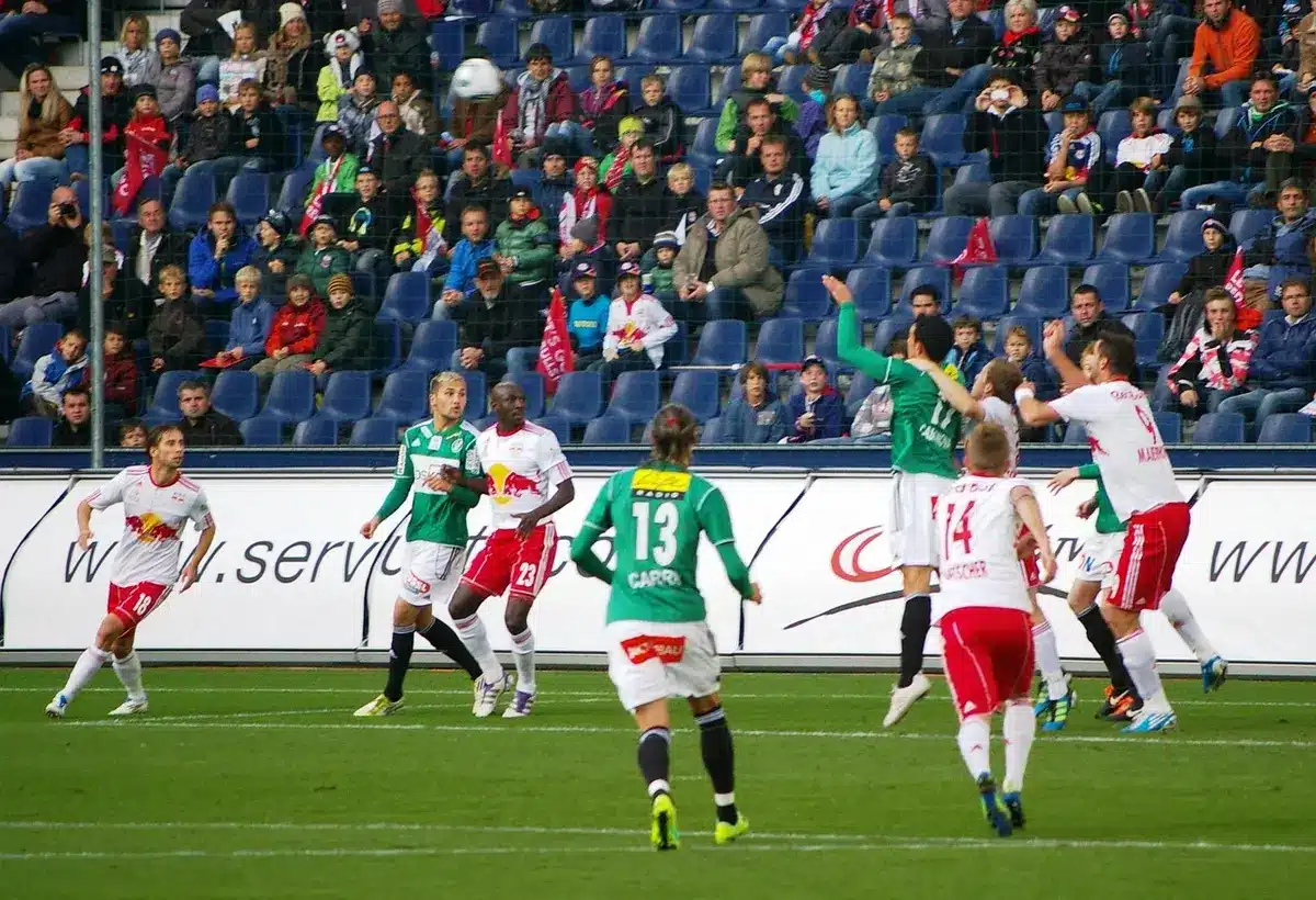 Acción de gol decisivo en un partido con jugadores celebrando