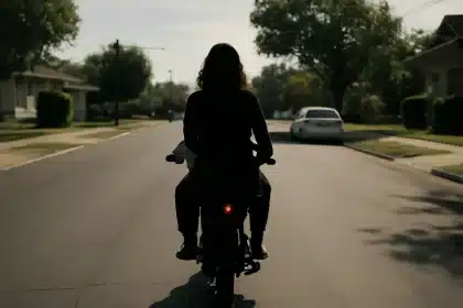 Menor en moto: video donde su madre lo graba desde atrás desata críticas