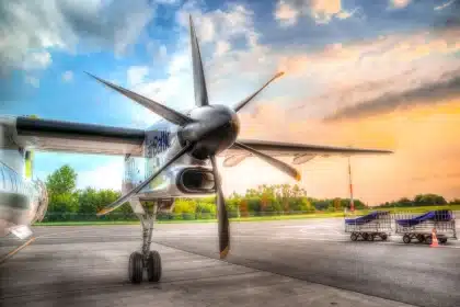 Motorcámara y personal anónimo en la pista de un aeropuerto, llegada diplomática