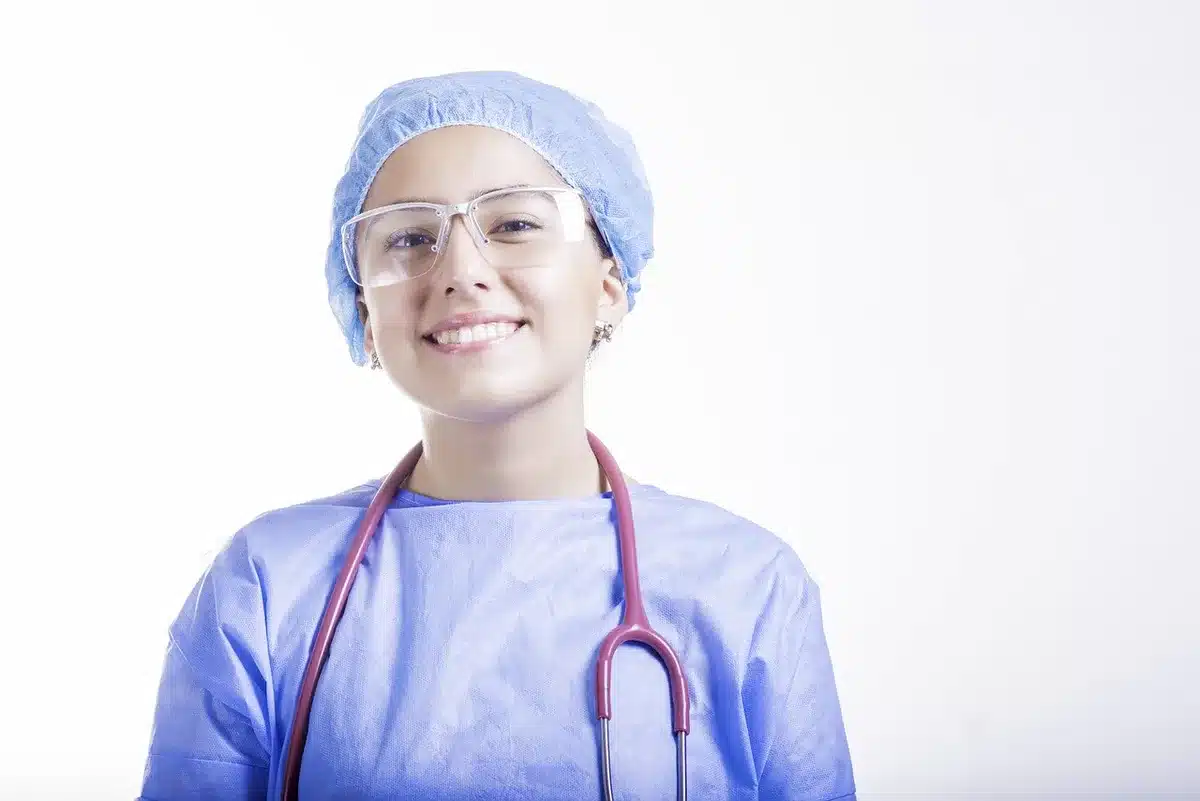 Parte médico sobre una mesa con firma de un médico