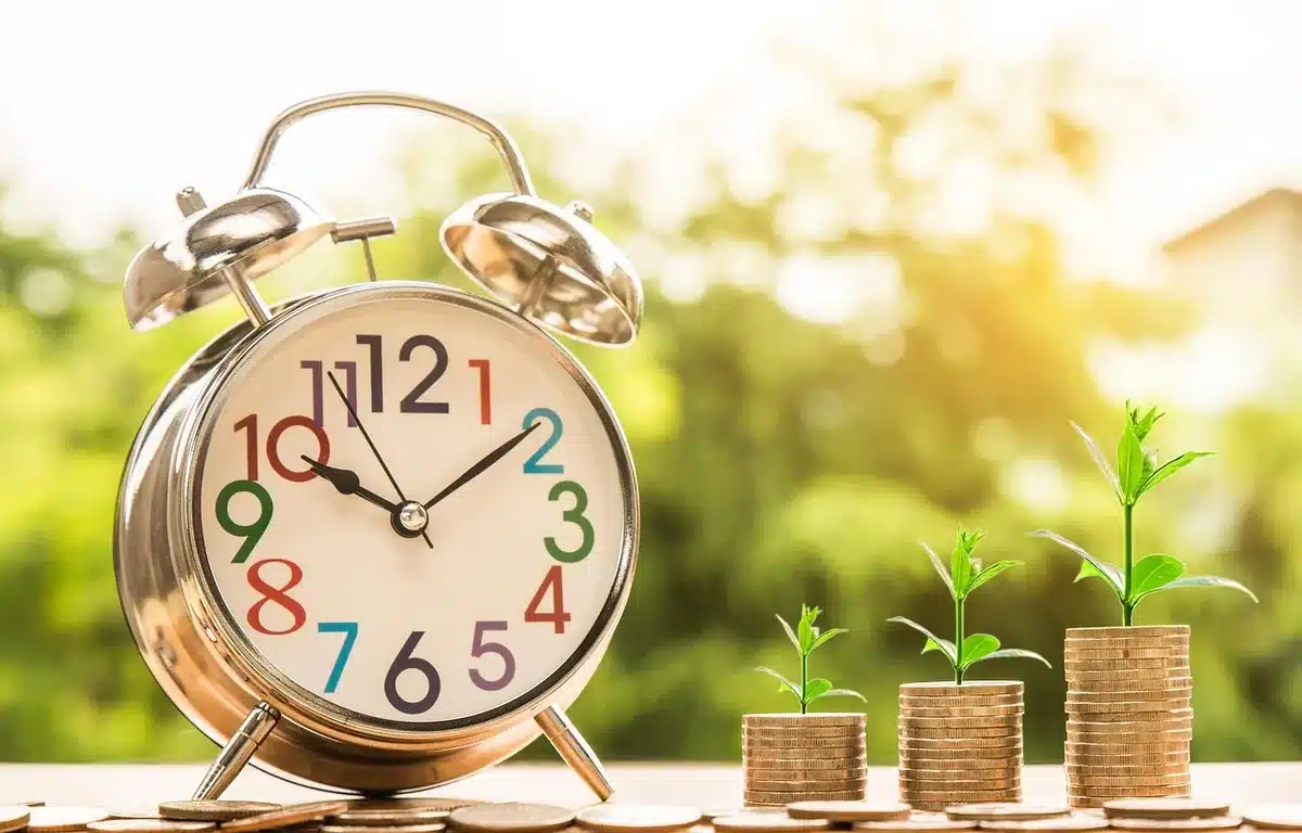 Adolescente estudiando conceptos de educación financiera y gestión de dinero