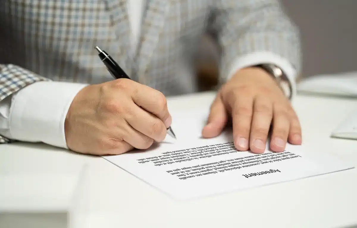 Documento sobre una mesa con sello y bolígrafo, simbolizando trámite regulatorio