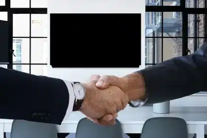 Reunión de funcionarios en cumbre económica internacional discutiendo cifras y datos financieros