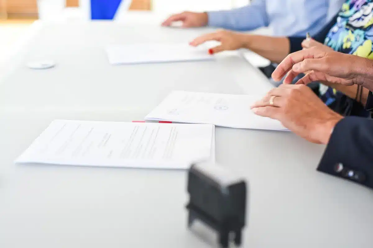 Contratos y documentos con cifras y fechas sobre una mesa