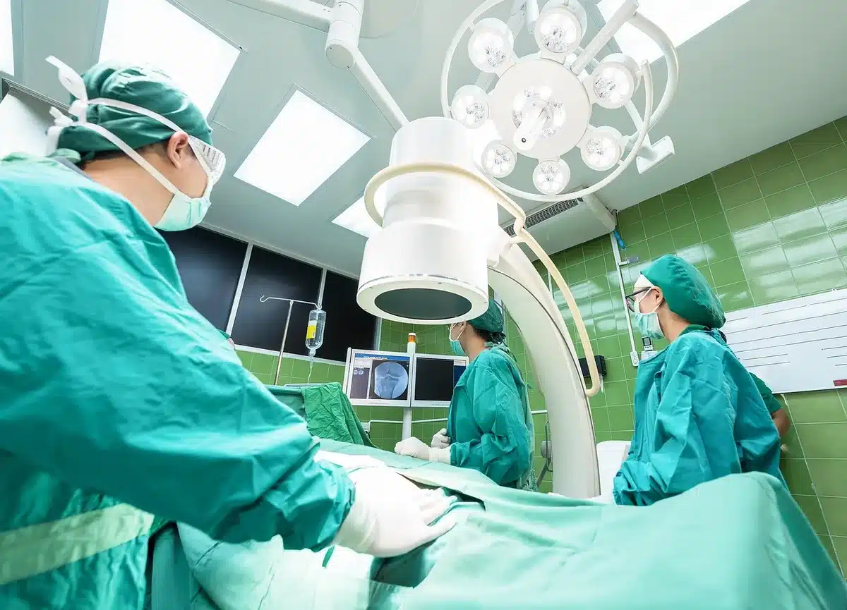 Sala de cirugía cardiovascular con equipamiento médico y monitores