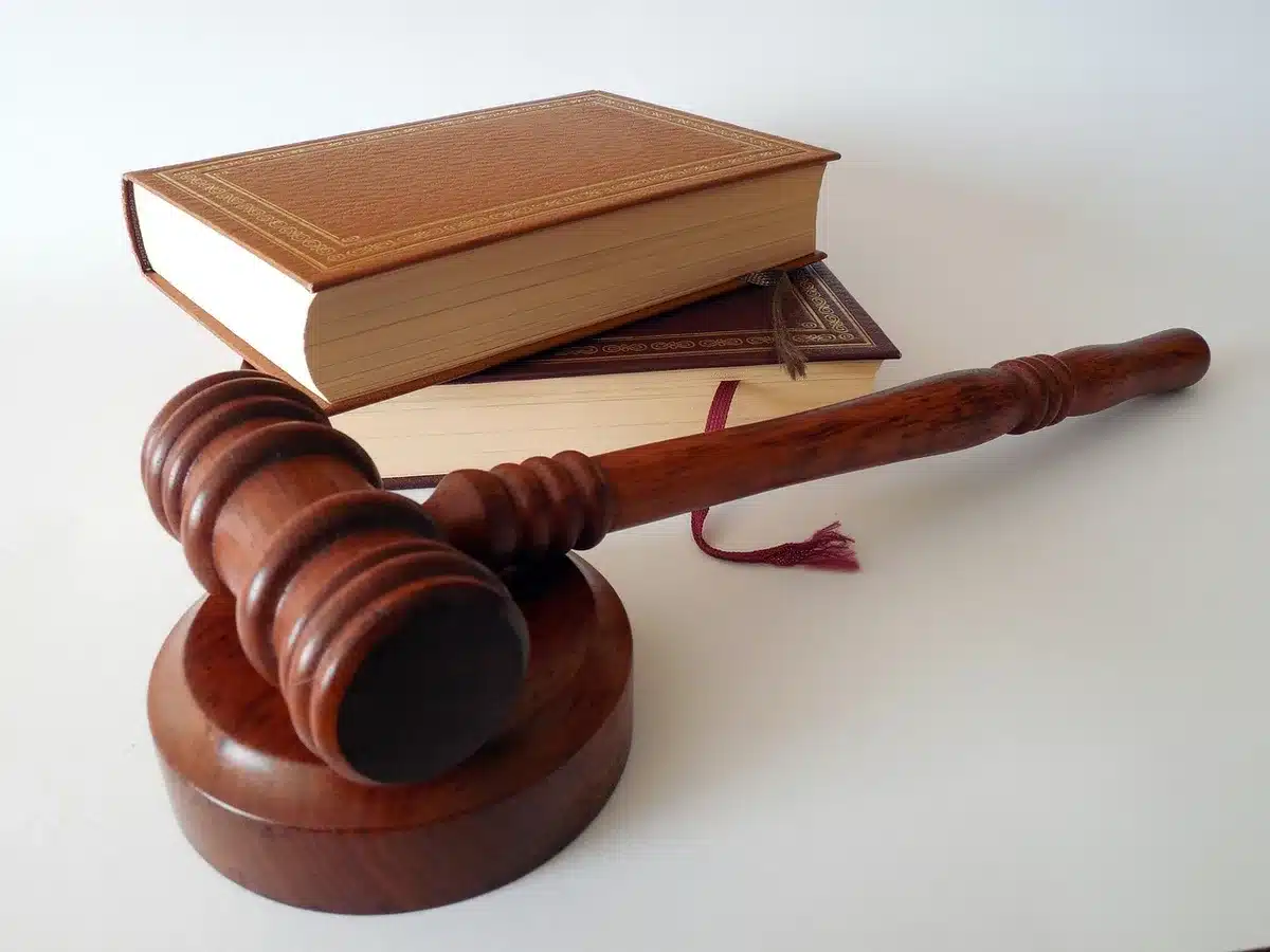 Documento judicial y mazo sobre fondo con un estadio desenfocado