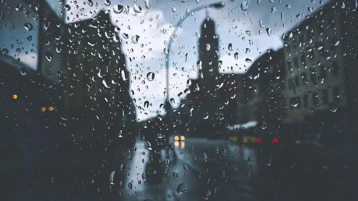 Calle de Buenos Aires con silueta de edificio y un pequeño memorial difuminado