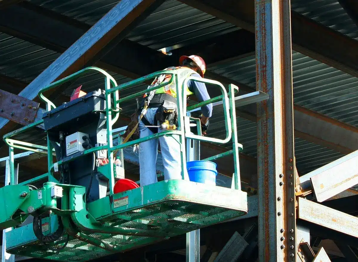 Trabajadoras sindicales marchando por entornos laborales seguros