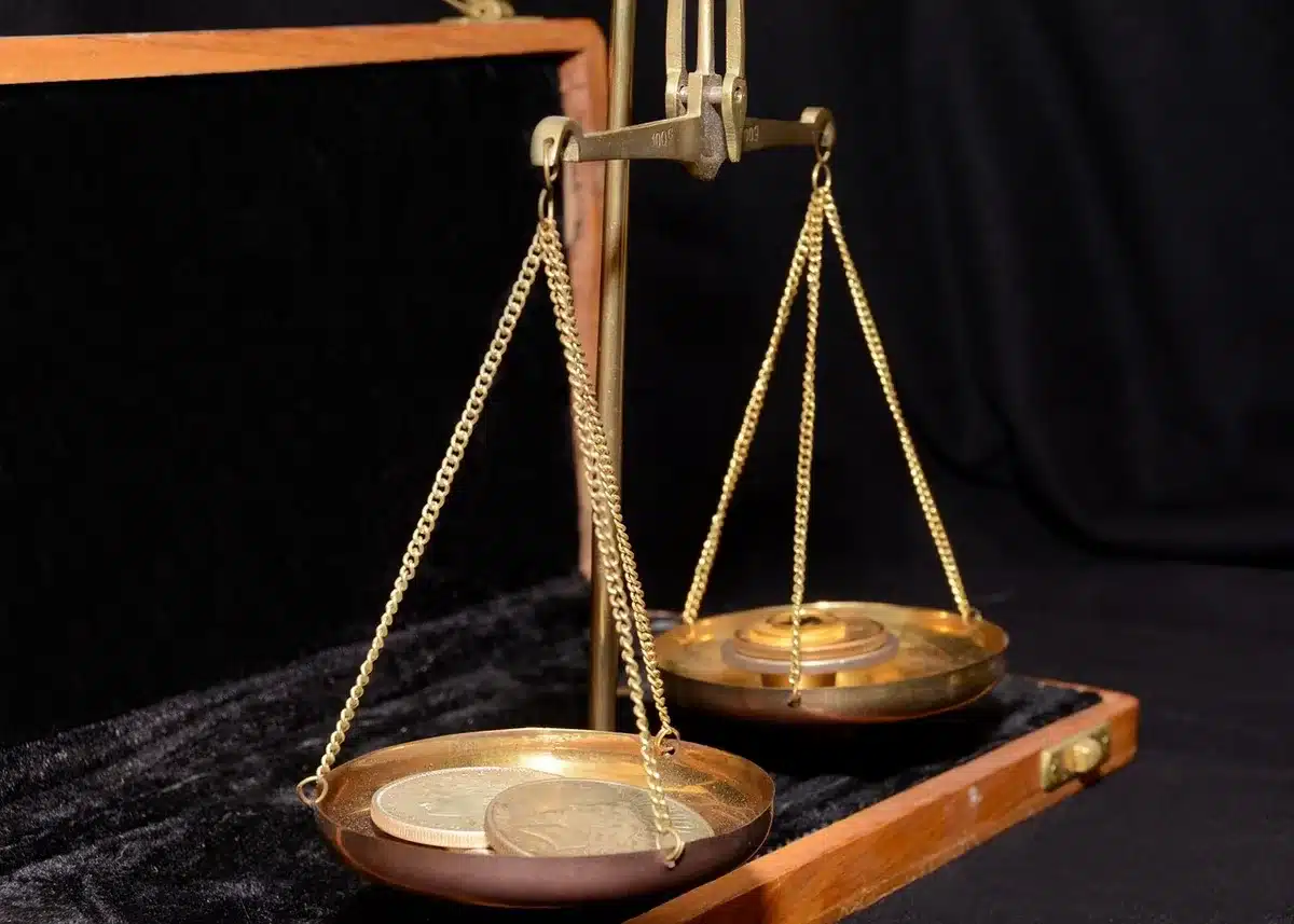 Balanza de la justicia y mazo sobre escritorio judicial