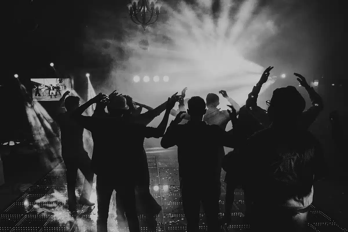 Escenario iluminado durante un repertorio de baladas y canciones rítmicas