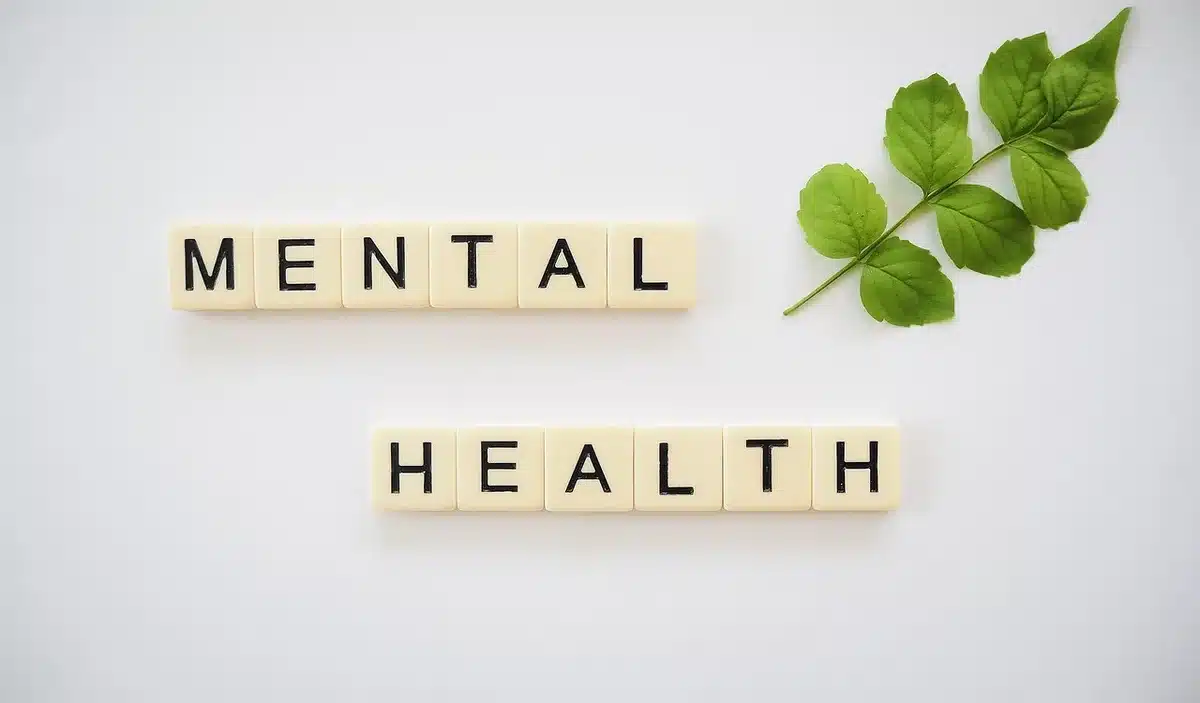 Sala de espera de servicio de salud mental vacía con sillas alineadas