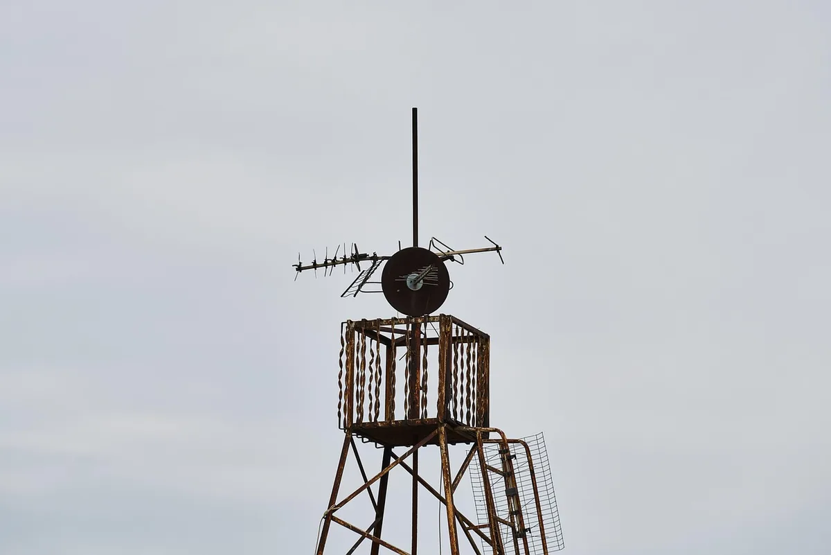 Aula rural con pantalla, computadoras y antena satelital