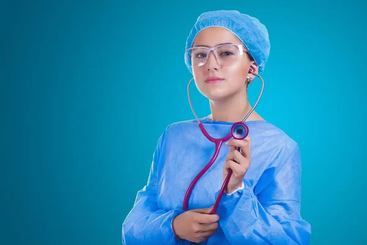 Consulta médica con estetoscopio y resultados de análisis en una mesa