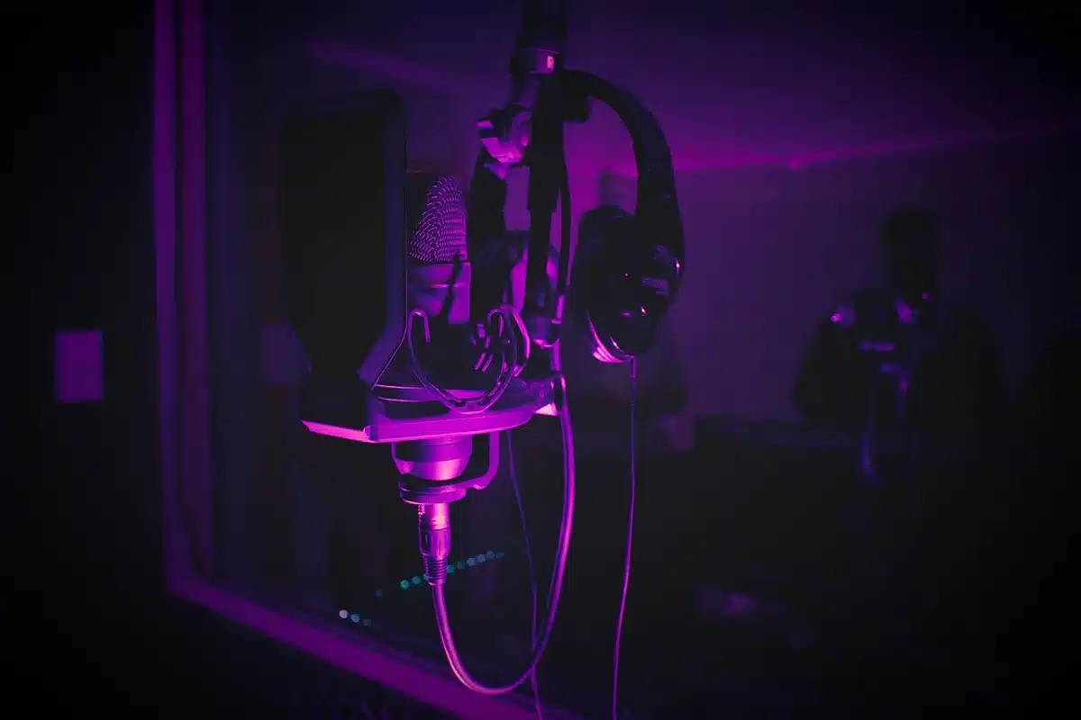 Auriculares y micrófono en un estudio de grabación vacío
