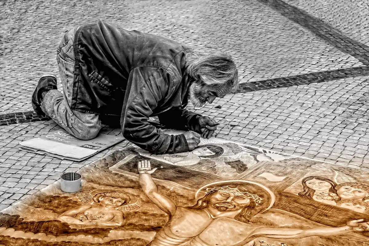Escenario con un artista anónimo recibiendo ovación y aplausos