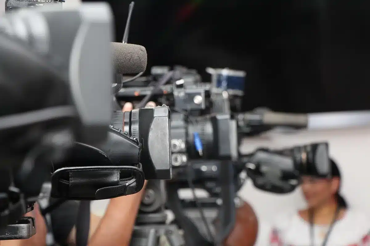 Maru Botana hablando con la prensa en un set de televisión