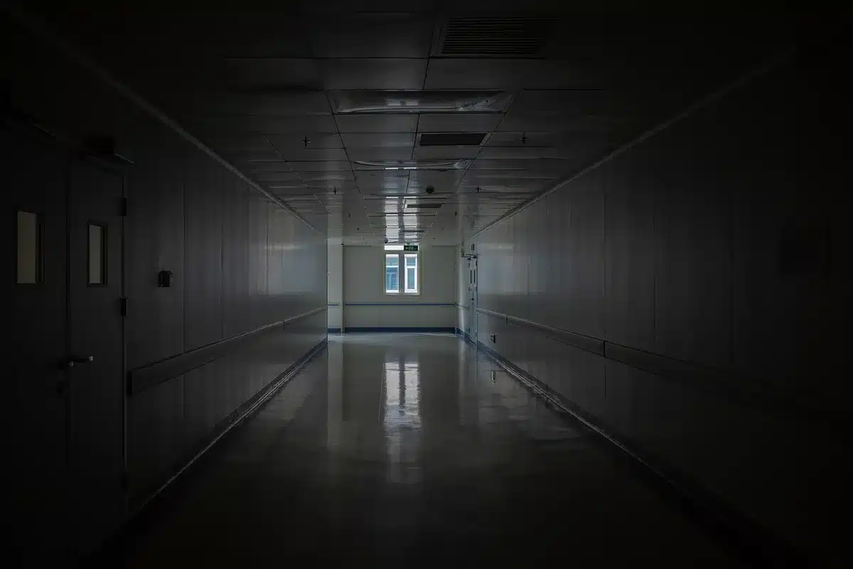 Entrada del Policlínico Gemelli con pasillo y puerta de quirófano