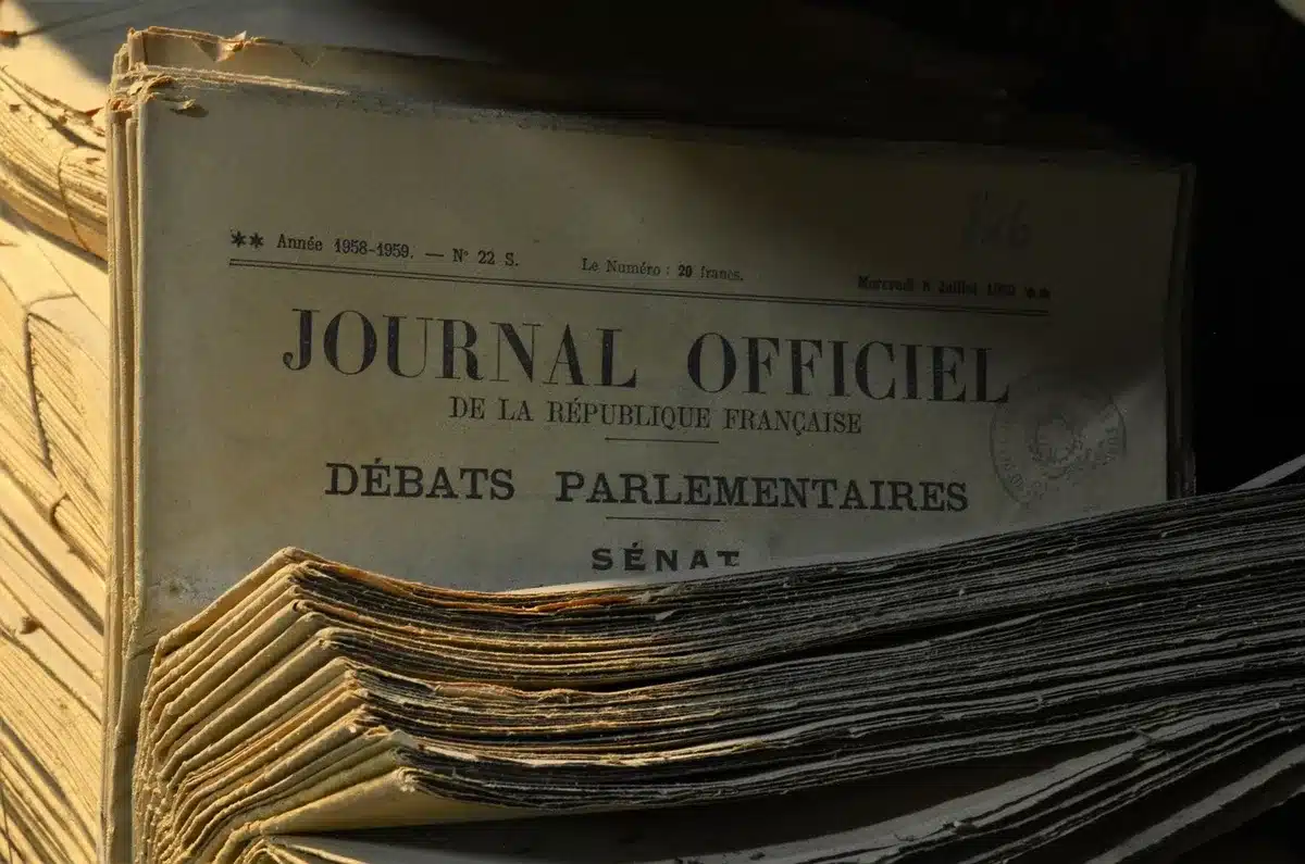 Carpeta de denuncias y expedientes sobre una mesa en un tribunal
